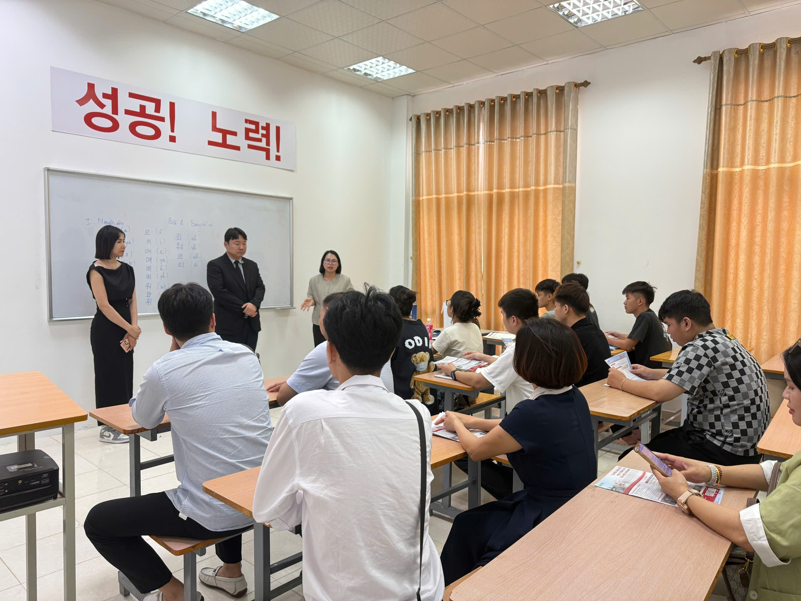 dai-hoc-hosan-tham-va-gap-go-hoc-sinh-dang-theo-hoc-tai-cclim-edu-korea