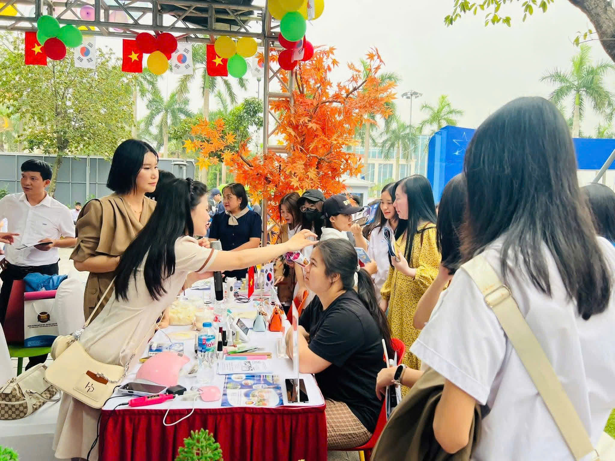 gian-hang-k-beauty-thu-hut-tai-ngay-hoi-giao-duc-nghe-nghiep-thu-do-2026